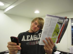 teenager accessing the Runde Mobile Website on his phone