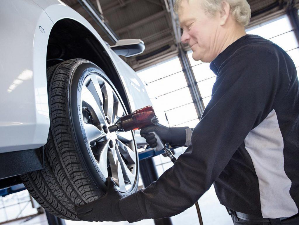 Runde technician working on car